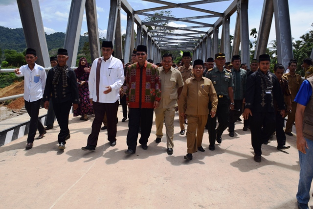 Resmikan jembatan Batu Kabau di Nagari Sitanang Kecamatan Lareh Sago Halaban